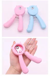Coupe-ongles professionnel pour chats avec doubles trous ronds et capot de protection rose et bleu.