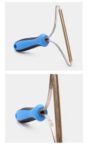 Detailopname van een handmatige dierenharenverwijderaar met rvs frame en koperen rand