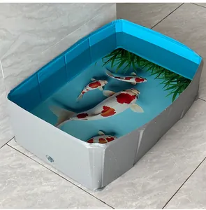 Detailansicht einer faltbaren rechteckigen PVC-Haustierbadewanne mit Koi-Fisch-Druck.