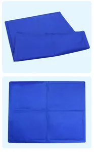 Professionele blauwe opvouwbare koelmat voor honden en katten, gevouwen en plat.