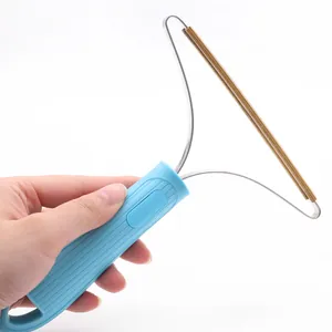 Rimuovi peli di animali manuale con manico blu e telaio in acciaio inox per tappeti.