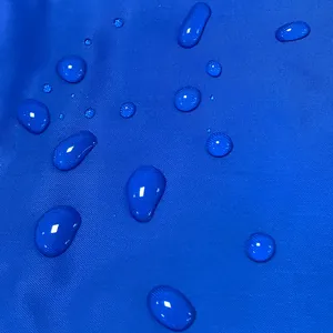Gedetailleerd overzicht van de waterdichte stof van een blauwe koelmat voor huisdieren met water
