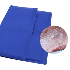 Blauwe opvouwbare koelmat voor honden en katten met intern detail van het koelmateriaal