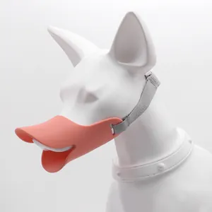 Seitenansicht des pinkfarbenen Silikon-Hundemaulkorbs in Entenform für kleine Hunde.