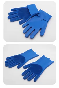 Detalle de guantes de silicona azul para el aseo de mascotas con cerdas de limpieza