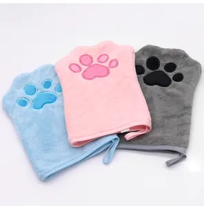 Vista detallada de guantes de secado absorbentes para mascotas con forma de pata