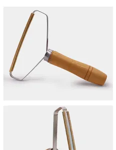 Détail d'un rasoir à peluches manuel doté d'un manche en bois et d'une lame en cuivre pur