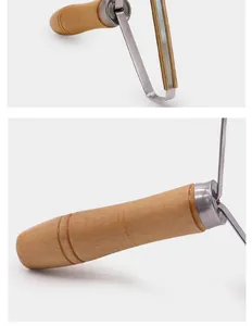 Détail rapproché du rasoir anti-peluches avec lames en cuivre et manche en bois lisse.
