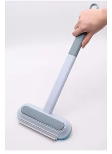 Ergonomischer langstieliger Tierhaarentferner für Teppiche und Möbeloberflächen.