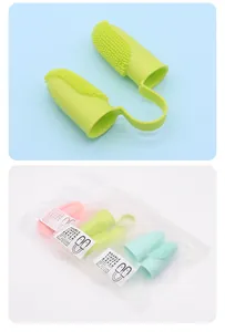 Primer plano del cepillo de dientes de silicona de doble dedo para mascotas y envase.