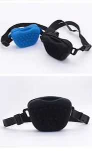 Vue détaillée du sac de dressage pour chien en silicone avec fermeture magnétique