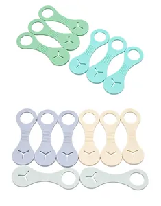 Dettaglio di supporti in silicone colorato per sacchetti di escrementi per i cani