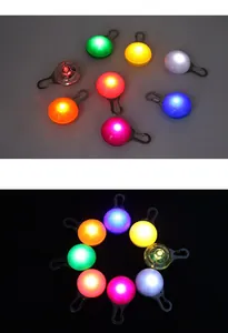 Detalle de colgantes de seguridad LED para mascotas que brillan en colores en la oscuridad