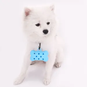 Dispensador de bolsas para excrementos de silicona azul con forma de hueso