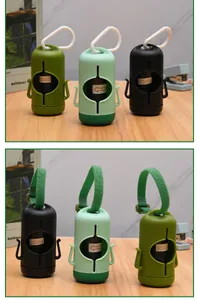 Detailoverzicht van hondenpoepzakjes dispensers met karabijnhaak en klittenband.