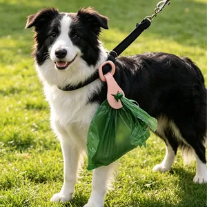 Clip porta sacchetti igienici in silicone rosa fissata al guinzaglio di un Border Collie