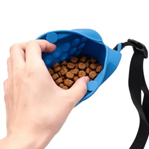 Sac de dressage pour chien en silicone bleu avec fermeture magnétique et friandises.