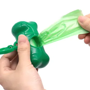 Groene botvormige houder voor hondenpoepzakjes met biologisch afbreekbare zakjes erin