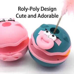Jouet culbuto interactif pour chat avec plumes colorées et design mignon.