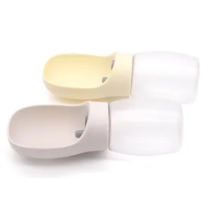 Draagbare waterflesdispenser voor honden en katten in de kleuren crème en grijs