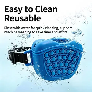Pochette à friandises en silicone bleu pour chien avec effet d'éclaboussure d'eau.