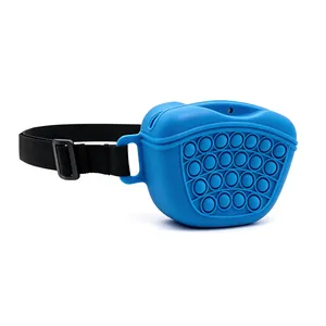 Sacoche silicone pour friandises chien avec design pop-it et ceinture réglable aimantée