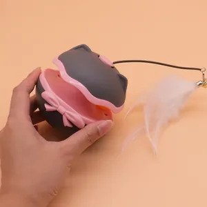 Elektrisches Tumbler-Katzenspielzeug mit rosa Schleife, weißer Feder und Glocke.