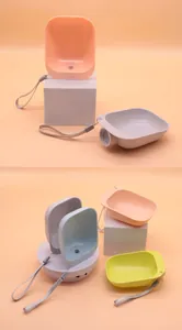 Vista detallada de cuencos de agua portátiles para mascotas en varios colores con correas