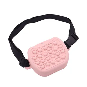 Sac à friandises en silicone rose avec bulles en cœur et sangle de taille réglable