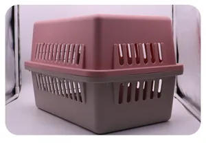 Vista laterale di un trasportino in plastica rosa e grigio per viaggi sicuri con animali.