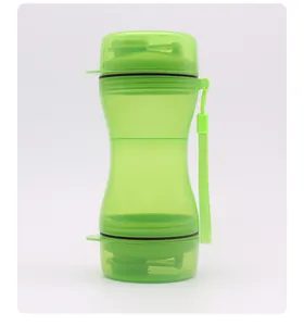 Tragbare grüne 2-in-1 Haustier Wasser- und Futterflasche mit Trageschlaufe für Hunde.