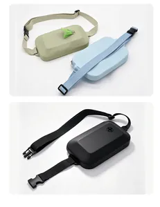 Pochettes en silicone pour friandises pour animaux de plusieurs couleurs avec sangles.