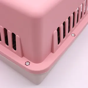 Dettaglio di un trasportino per animali in plastica rosa e grigia