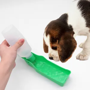 Tragbare faltbare Haustier-Wasserflasche für Hunde mit grünem Trog und weißer Flasche