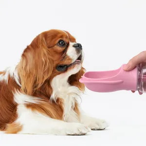 Gourde portable 2-en-1 rose pour animaux avec distributeur de nourriture et chien