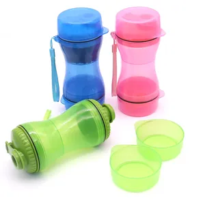 Tragbare 2-in-1 Haustier-Reiseflasche für Wasser und Futter mit einer Trageschlaufe.