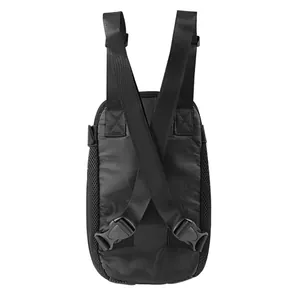 Mochila negra transpirable para gatos y perros pequeños con unas correas ajustables