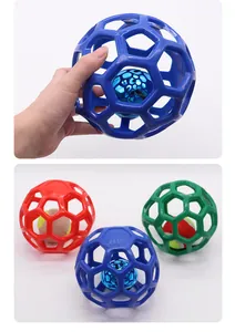Détail de la balle creuse en caoutchouc pour chien avec cloche, jouet à mâcher durable