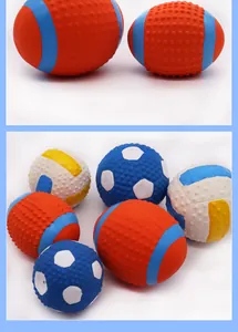 Vista dettagliata di palline colorate per cani in lattice in forme di rugby e calcio