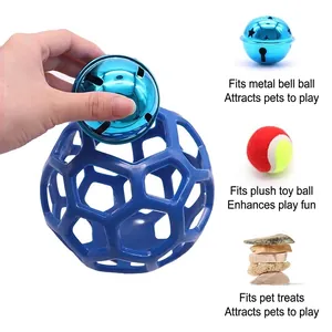 Balle creuse en caoutchouc bleu pour chien avec cloche interne et compartiment à friandises.