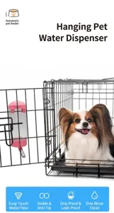 Detailansicht eines rosa hängenden Haustiertränkers an einem Hundekäfig aus Draht