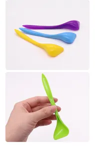 Detalle de cucharas de silicona coloridas para comida húmeda y latas de gato