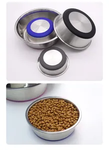 Detalle de cuencos de acero inoxidable antideslizantes para perros con bases de silicona.