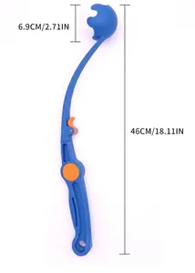 Vue détaillée montrant la longueur totale de 46 cm du lance-balles bleu et orange pour chien.