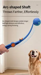 Détail du lanceur de balles ergonomique pour chiens avec une balle de tennis bleue