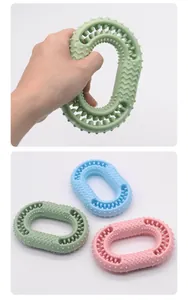 Detalle de juguetes duraderos para masticar para perros para limpieza dental en colores.