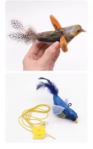Gedetailleerd beeld van het realistische pluchen vogel kattenspeeltje met veren en koord.