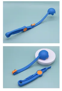 Détail du lanceur de balles pour chien bleu et orange avec poignée détachable