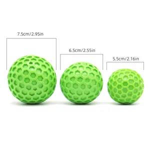 Set di tre palline per cani in TPR verde a nido d'ape resistenti in varie dimensioni.