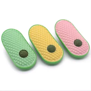 Set van drie kattenkruid bal speeltjes voor katten in de kleuren groen geel en roze